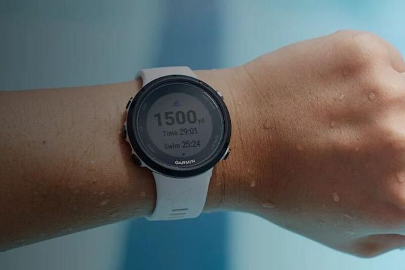 Man sieht die Garmin Swim 2 beim Schwimmtrainigng.